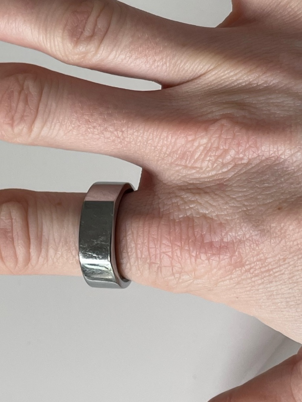 Silver Oura Ring 3, Size 8 - Picture 4 of 7